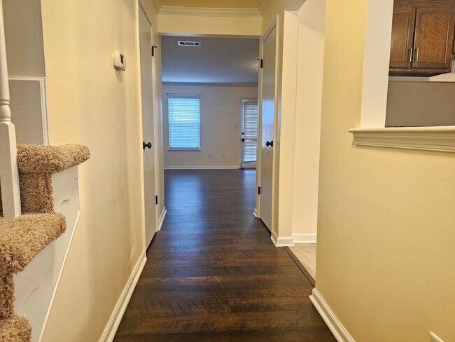 Building Photo - 546 Hollomon Dr