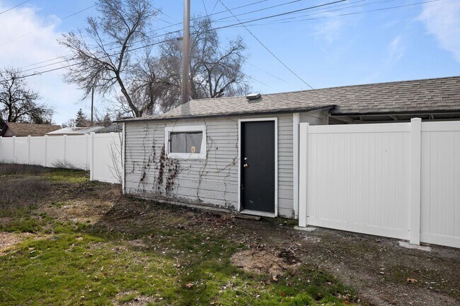Building Photo - Remodeled 3BR/2BA Brick Bungalow - Fireplace, Finished Basement & Garage