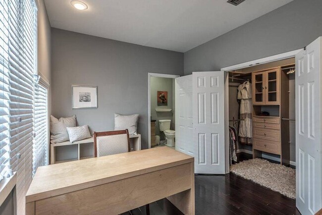 Building Photo - 204 Marshall St