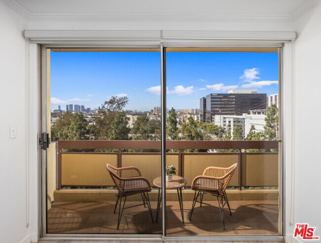 Building Photo - 321 S San Vicente Blvd