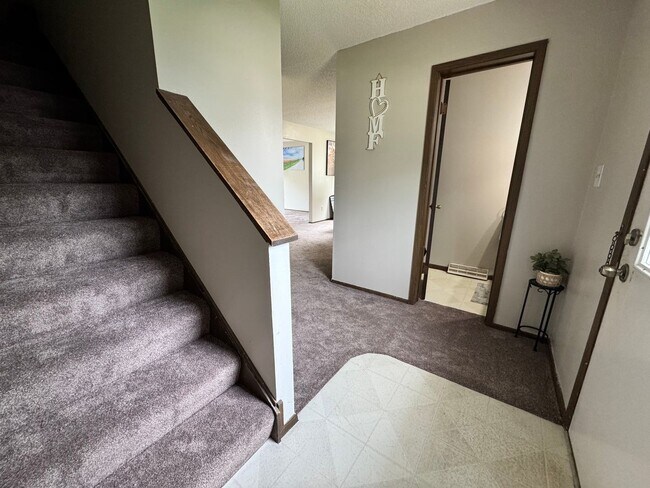 Building Photo - 3 bed, 1.5 bath duplex for rent in Cedar Falls