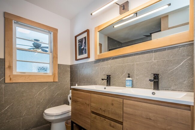 Building Photo - 290 Killington Ave