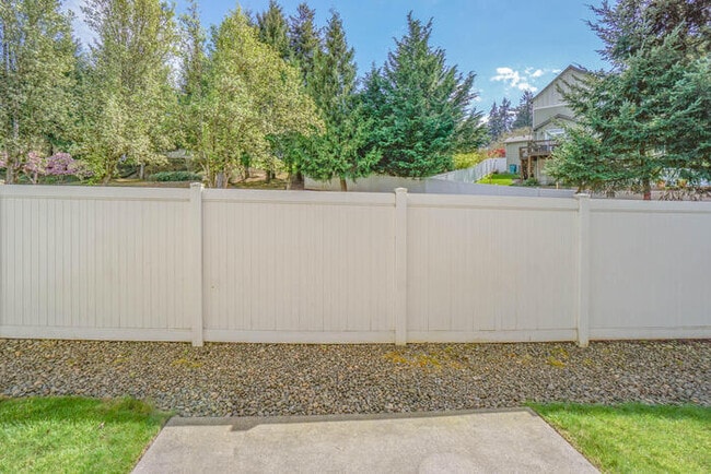 Building Photo - THREE BEDROOM WITH FENCED YARD