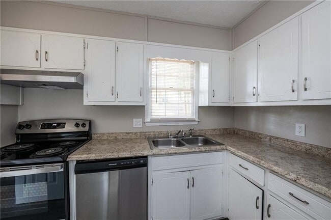 Building Photo - 580 Downing St