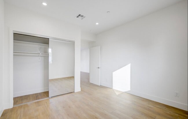 Building Photo - 5639 Riverton Ave