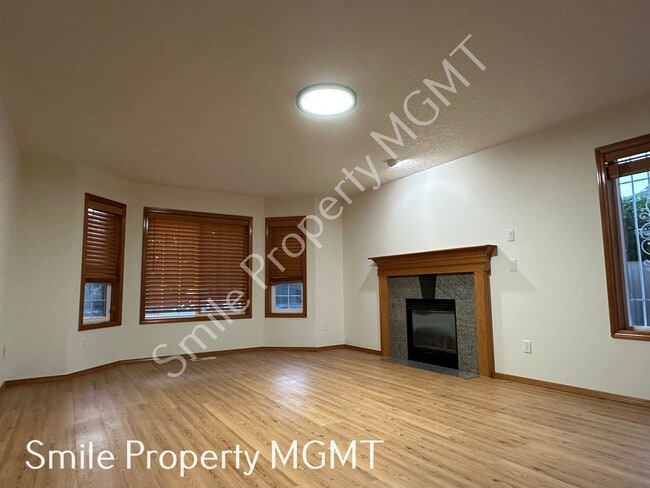 Building Photo - Lovely house with 4 bedrooms, 2 bonus room...