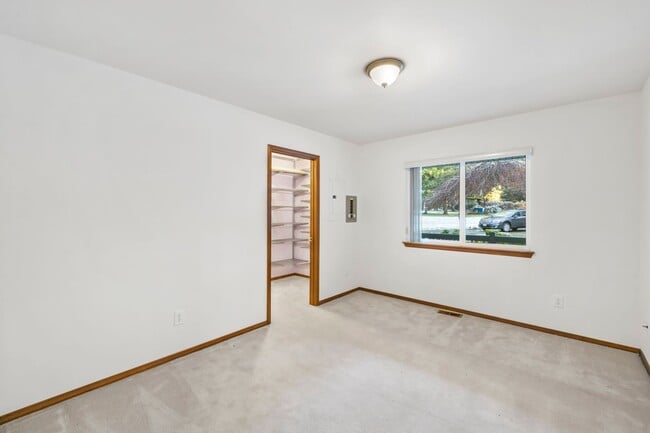Building Photo - Immaculately maintained rambler in Sammamish with huge yard!!