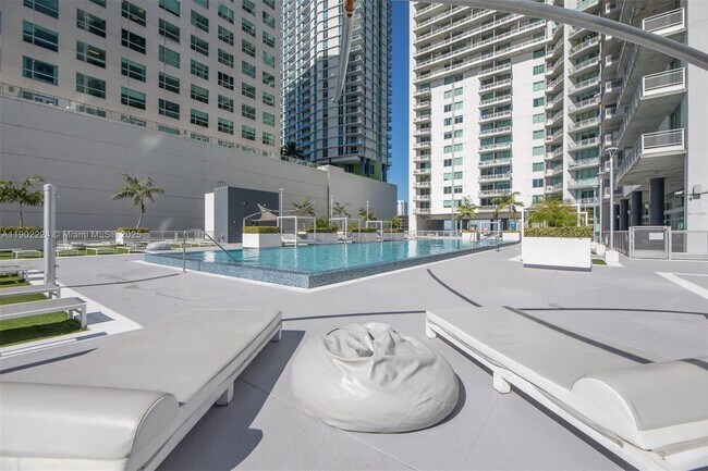 Building Photo - 690 SW 1st Ct