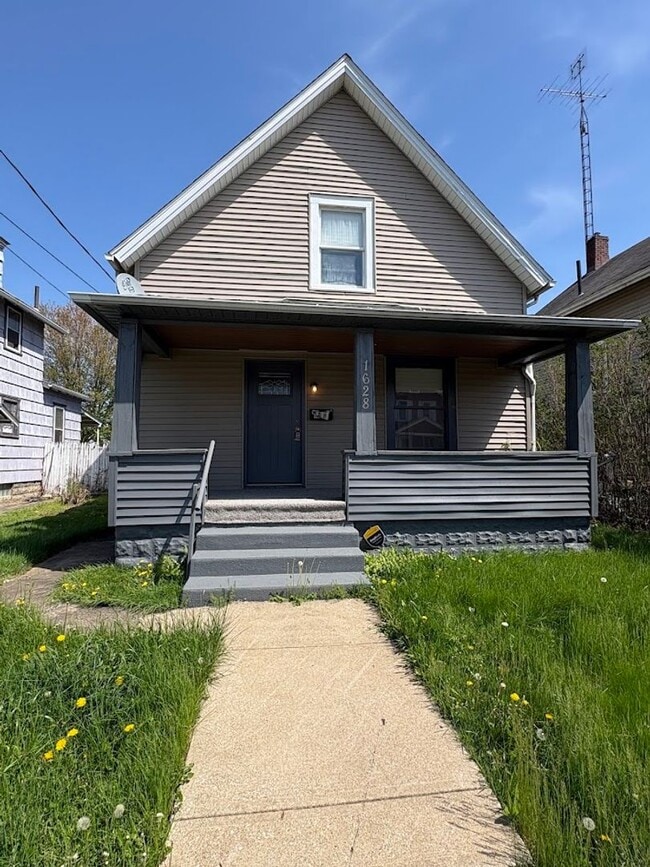 Building Photo - Three bedroom two bathroom home for rent
