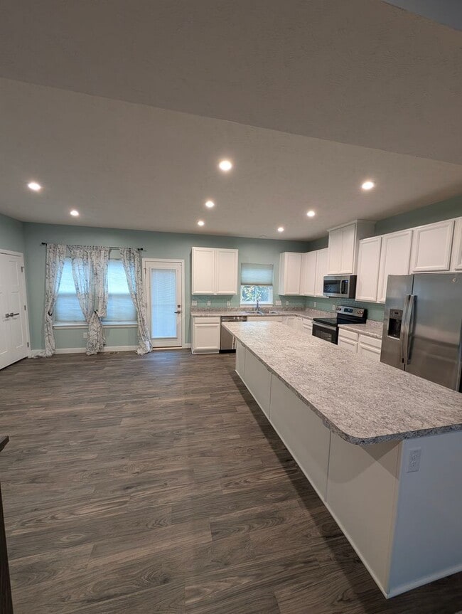 Building Photo - 3-4 Bedrooms Townhome Concord Village, Avo...