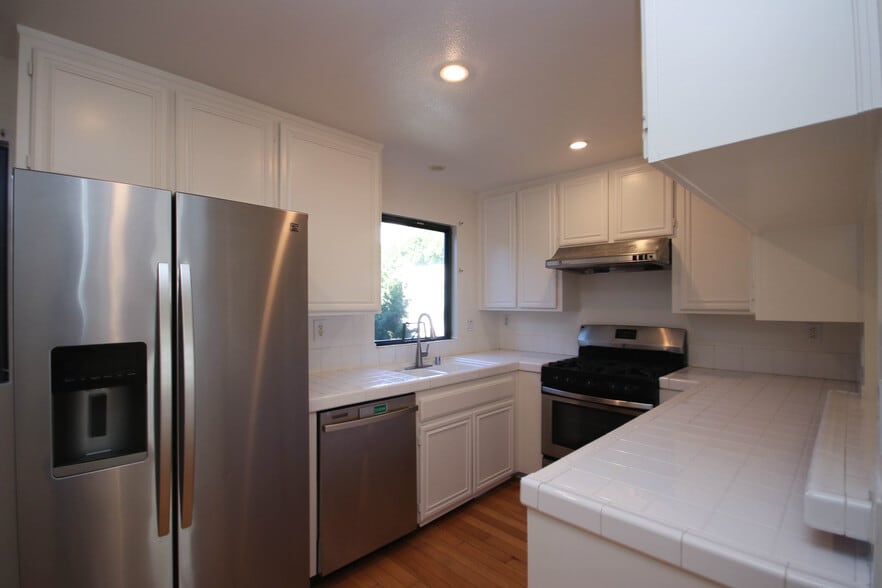 Building Photo - 111 S Oak Knoll Ave