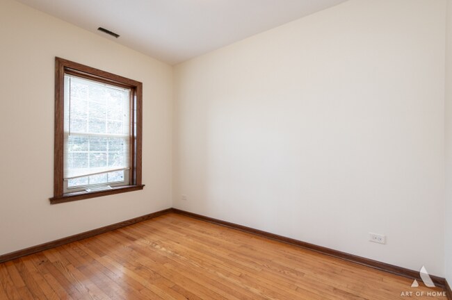 Building Photo - 3301 N Kilbourn Ave