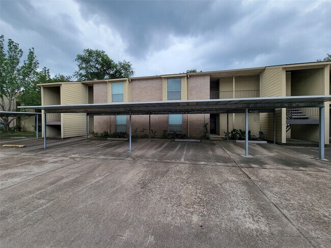 Building Photo - 700 Thicket Ln