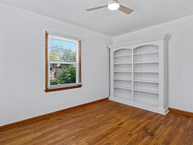 Building Photo - 426 S Ponca Ave