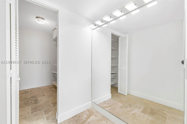 Building Photo - 1420 Brickell Bay Dr