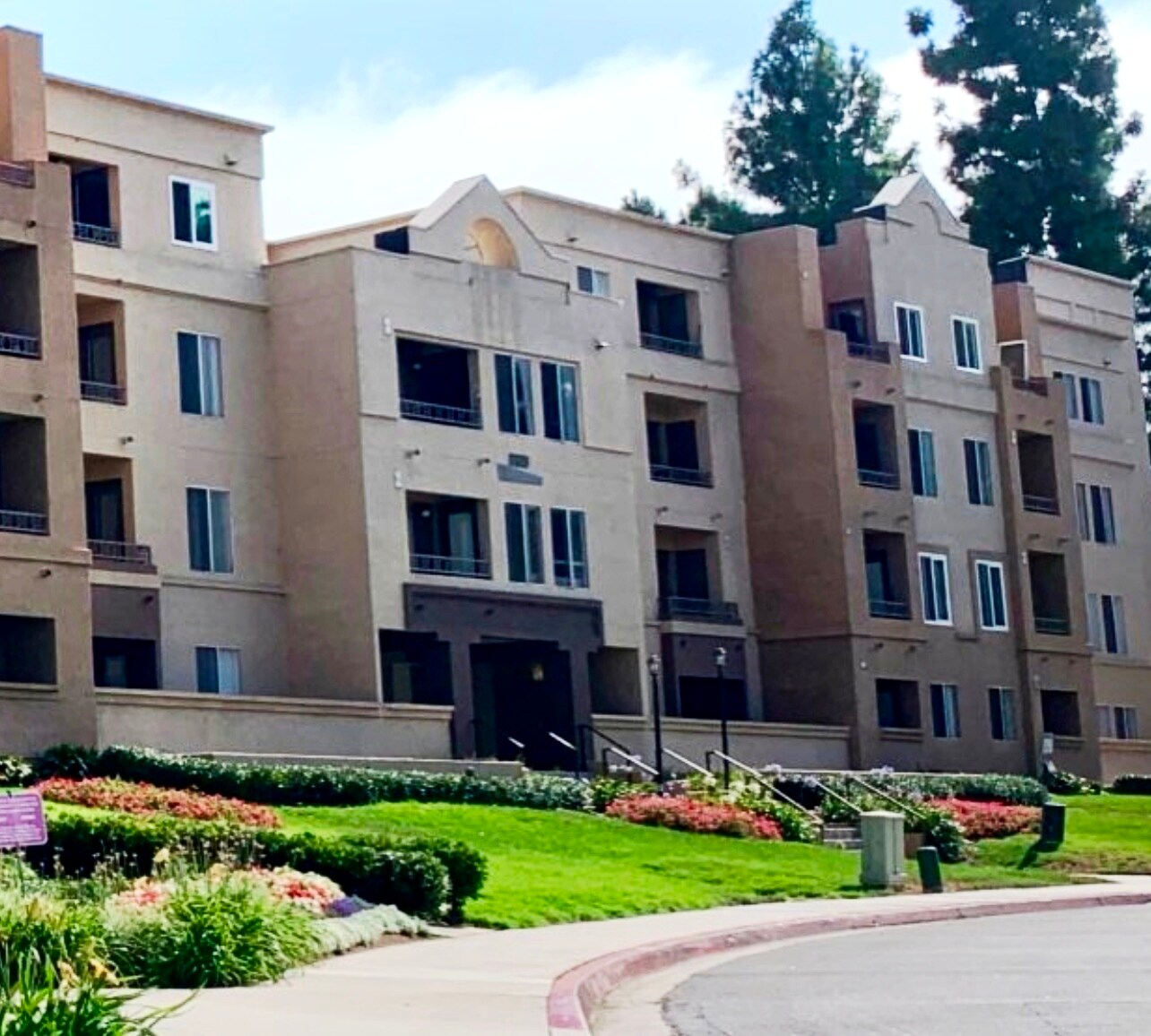 Building Photo - 8889 Caminito Plaza Centro