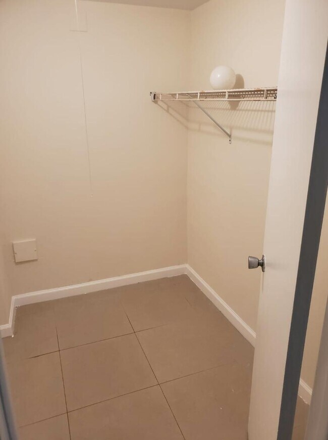 Building Photo - 4222 Inverrary Blvd