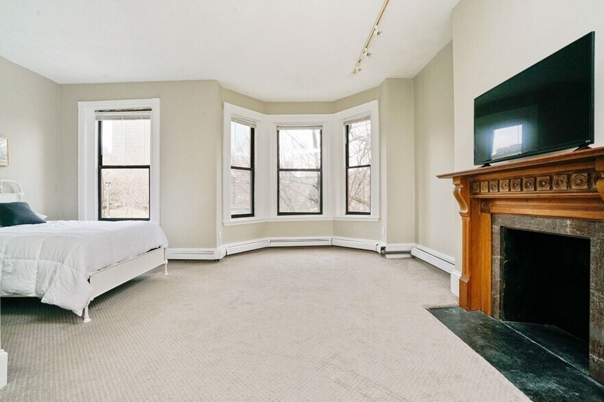 Building Photo - 74 W Rutland Sq