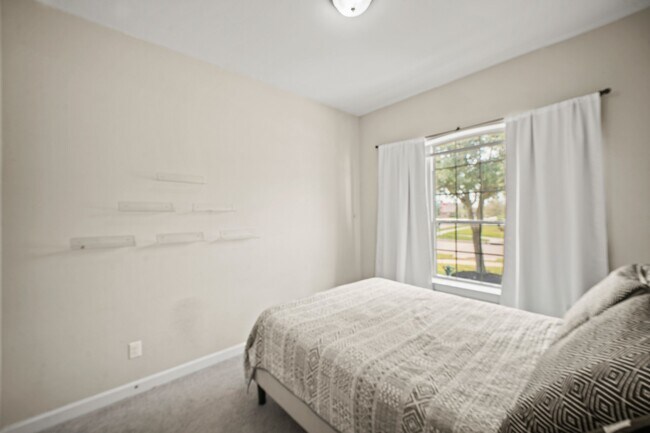 Building Photo - 6002 Daggerwing Wy