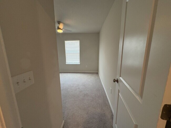 Building Photo - Spacious 3-Bedroom Townhome with garage  i...