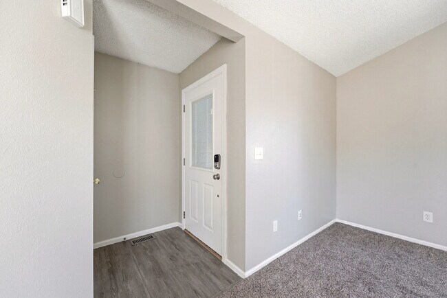Building Photo - $2,440.95, 3 Beds, 2 Baths, Single Family Home in Aurora Washer and Dryer!