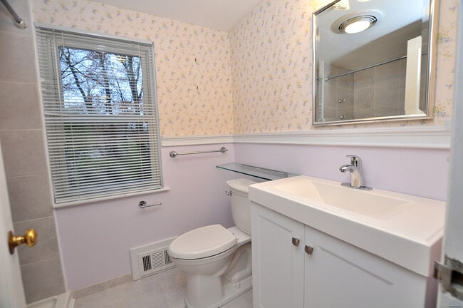 Building Photo - 19 Seneca Rd