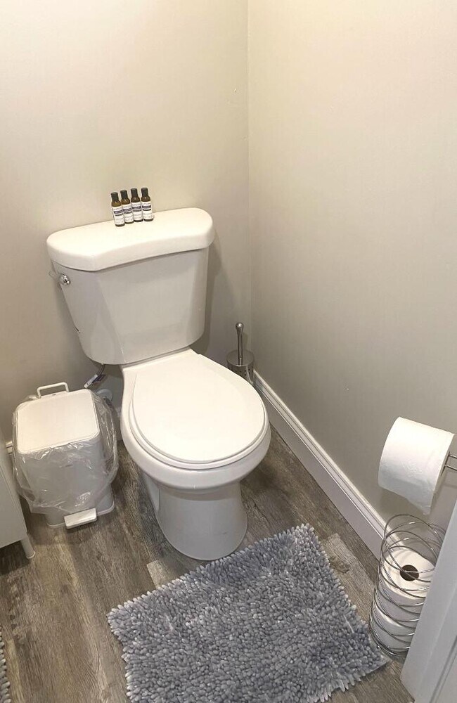 Building Photo - 1544 Oakridge Rd