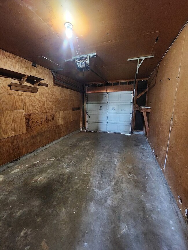 Building Photo - 3 bed 2 bath home with 1 car garage