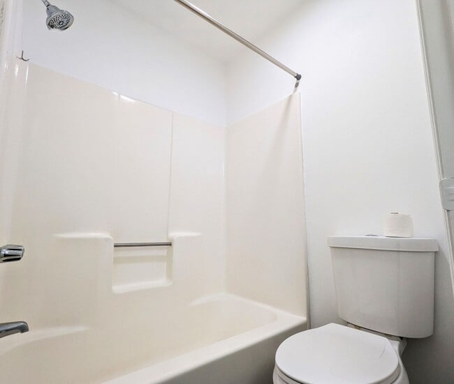 Building Photo - DUPLEX-Upstairs Unit | 3 Bedroom 2 Bathroo...