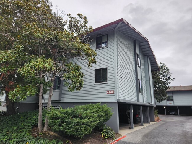 Building Photo - top floor, one bedroom with large balcony