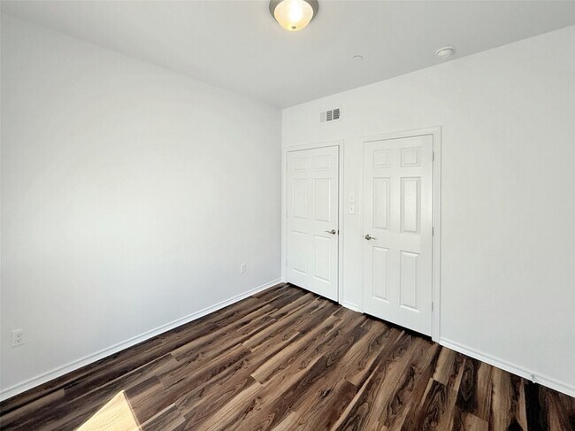 Building Photo - 512 E Hazelwood St