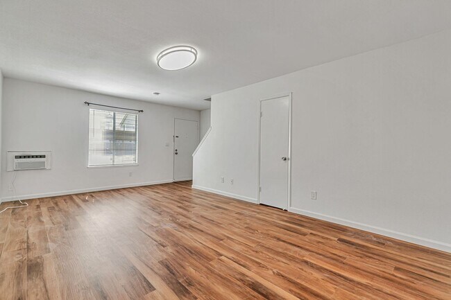 Building Photo - 2BR 1.5BA Condo For Rent – Prime Central F...