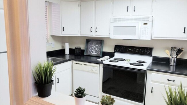 Building Photo - Beautiful  Furnished 1/1 condo x Rent  in Winter Park Next to Full Sail University !