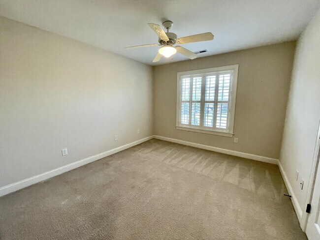 Building Photo - 4 Bed, 2 Bath Nest With Pool In Mariner's Pointe