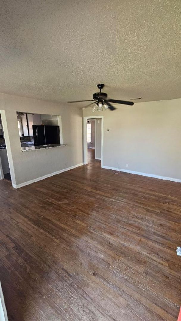 Building Photo - 3 bedroom 1 bathroom with 1 car garage in 76107