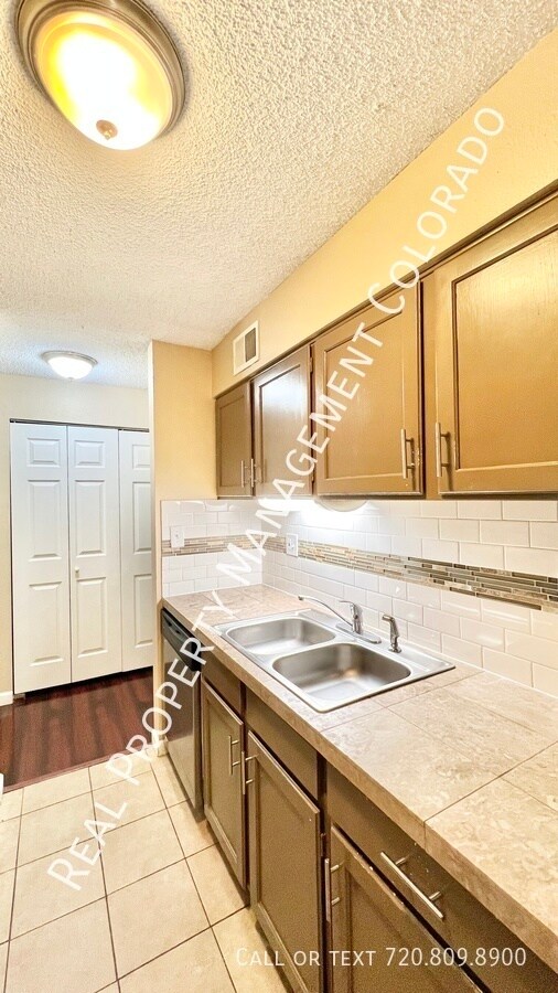 Building Photo - Freshly Updated Condo in Highline Meadows