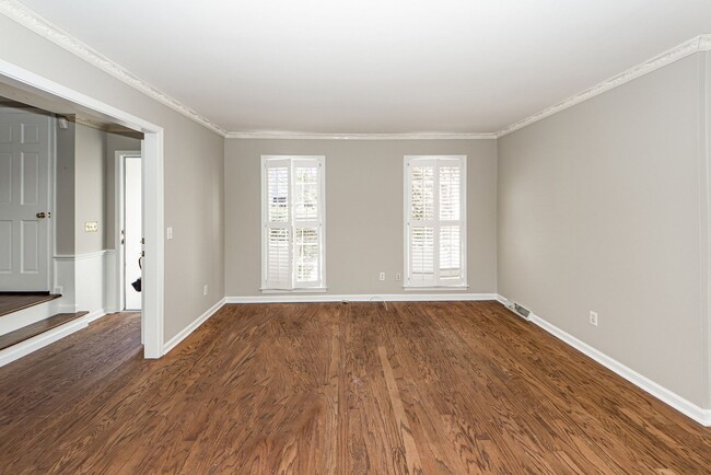 Building Photo - 4 Bedroom 3.5 Bath Townhome in Harleston V...