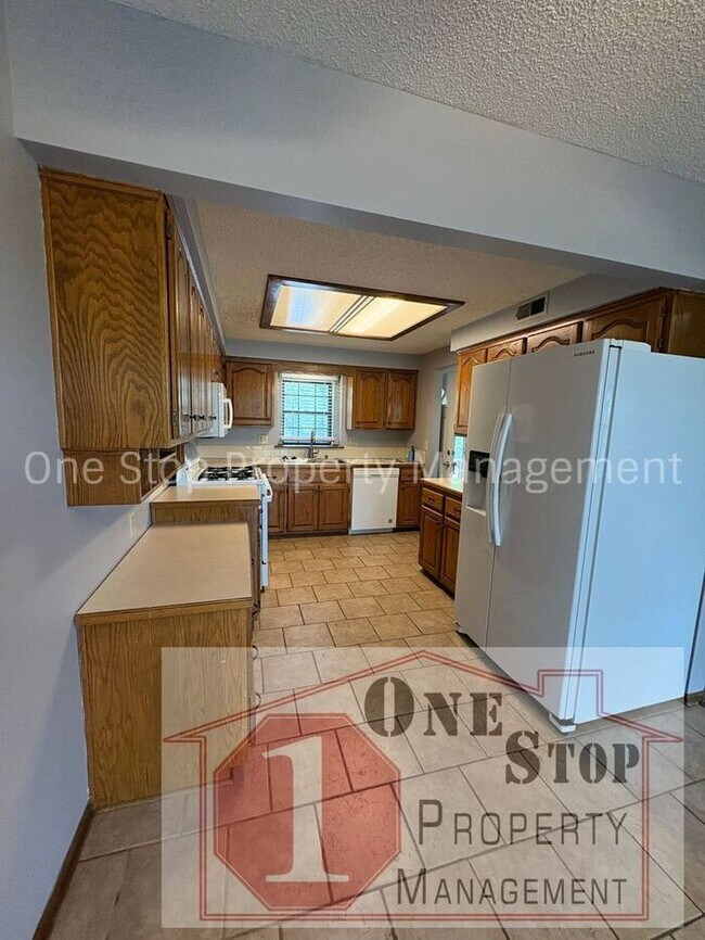 Building Photo - Beautiful 3 Bedroom / 2 Bathroom House in Blue Springs!