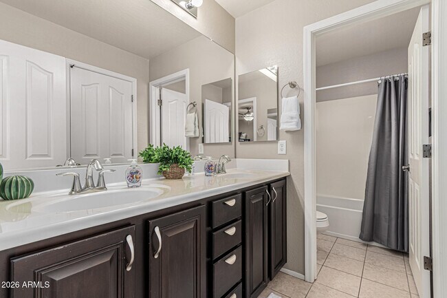 Building Photo - 7657 S Debra Dr