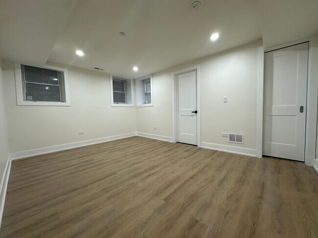 Building Photo - 4338 N Clarendon Ave