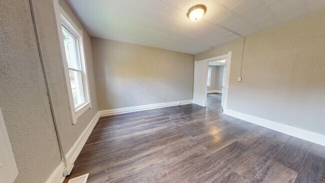 Building Photo - Clark/Fulton - 4 bed/1 bath - Single Family Home