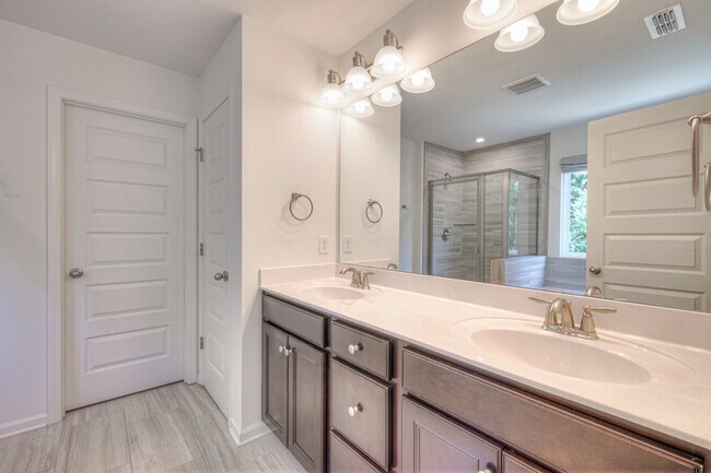 Building Photo - 523 Montrose Dr