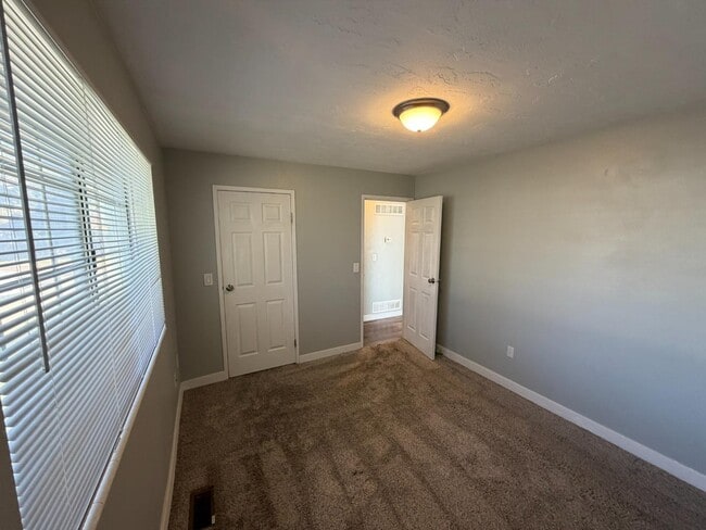 Building Photo - 65 E 600 S