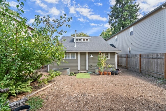 Building Photo - Charming 3 Bedroom/1 Bath Jennings Lodge home