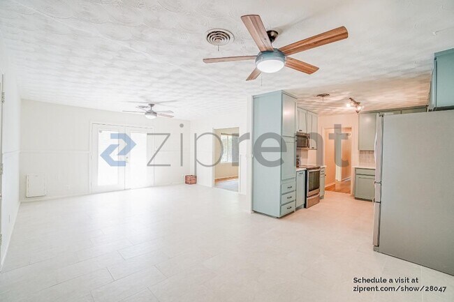 Building Photo - 1201 Ravenwood Dr