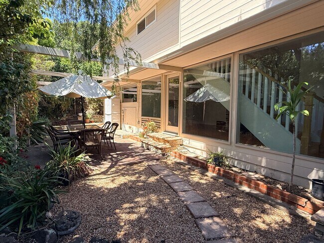 Building Photo - 2122 Lyon Ave