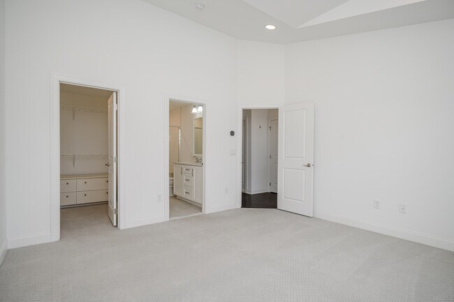 Building Photo - 8 Brentwood Cir