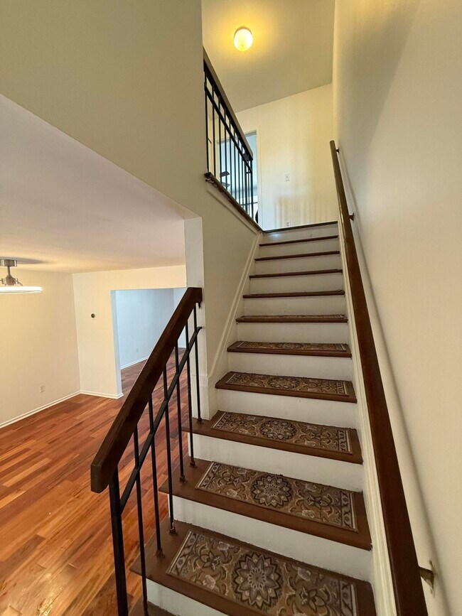 Building Photo - 1082 Greenhills Dr