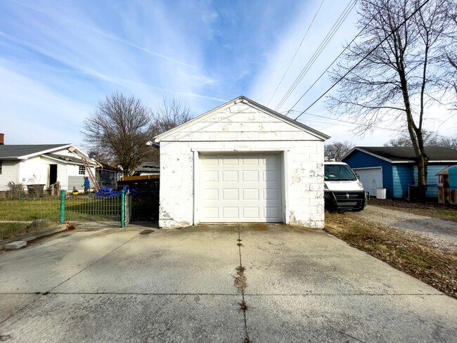 Building Photo - 2 Bedroom Home, Fenced in Backyard + Garage! Available Now!