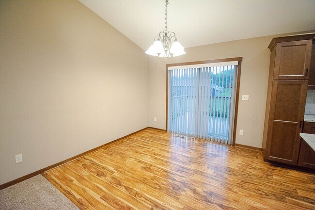 Building Photo - Beautiful and Spacious 4 Bedroom 3 Bath Available For Rent!